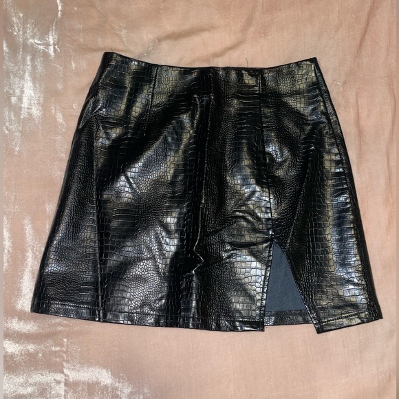 LBD Black faux leather croc high slit mini skirt size small patent - Picture 1 of 3